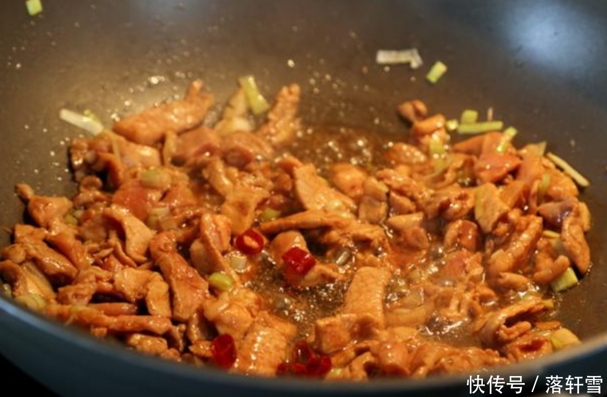 滑入|不管炒什么肉,别再加淀粉!大厨教你3招,肉质嫩滑入味,还不腥