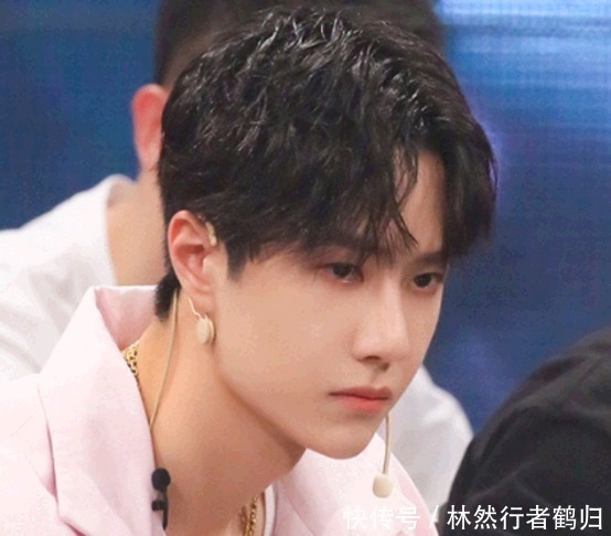  上线|王一博反撩小宝，霸总上线摸脸杀、摸头杀一气呵成，燃炸全场！