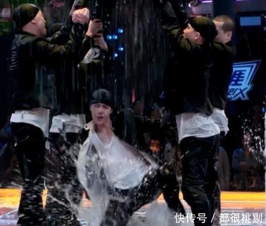 水舞台表演|这就是街舞王一博水舞台上演湿身胸震,带伤上阵,表演依旧完美