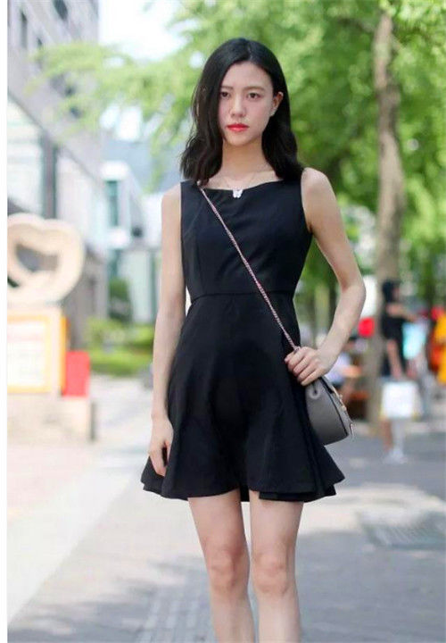 衬衫|街拍:小姐姐紫色衬衫搭配黑白豹纹的短裙,时尚又很有个性