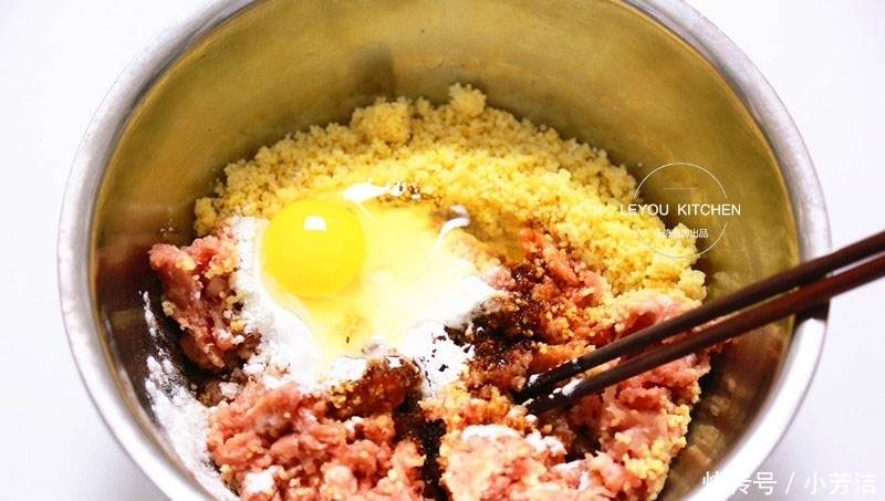 花样|小米的花样吃法,不加一滴油,做成肉丸子,外焦里嫩,上桌就抢光