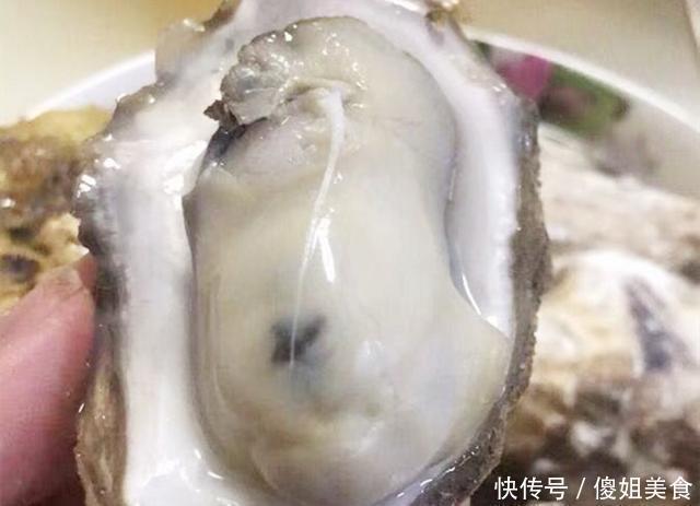 煮出|煮生蚝时,万万别直接下锅煮,海边人这样做,煮出的生蚝又鲜又嫩