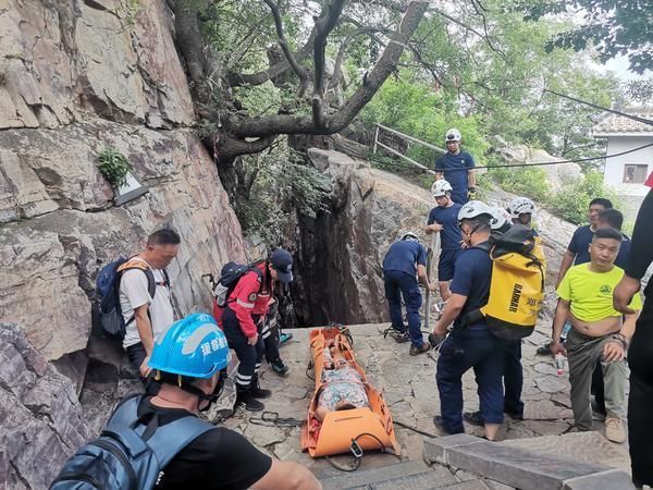  指挥部|180斤女子爬嵩山不走寻常路摔断腿20多人轮流抬4个小时下山