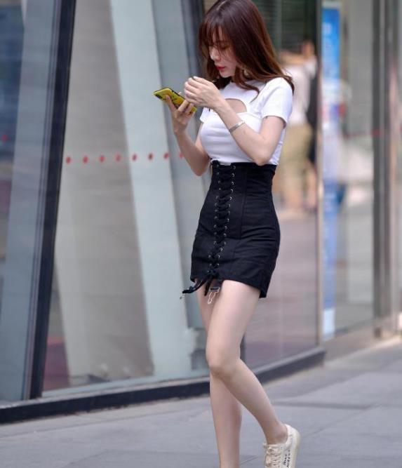 身上穿|街拍:小姐姐身穿双层裙,脚踩方根凉鞋,看上去十分的有气质