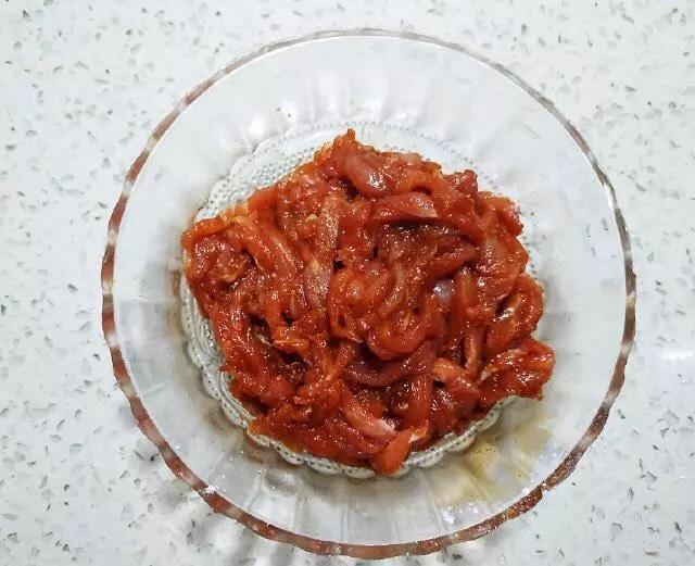 青椒|青椒炒肉丝要不要加水？原来饭店大厨都是这样炒的，真长见识了！