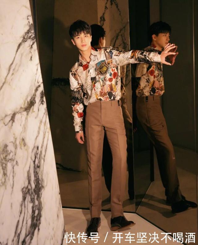 喜欢|明星都喜欢的印花衬衫,怎样穿才能保持衣品这些小细节不能忽视