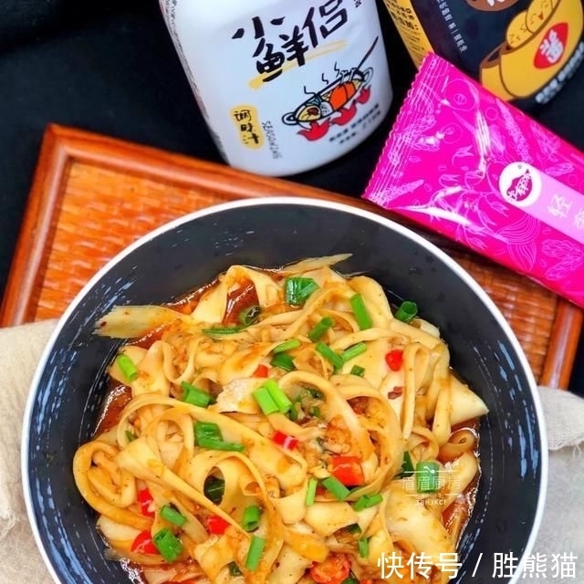口感|不醒面不擀面,一把剪刀就能做面条,口感劲道爽滑,全家都爱吃