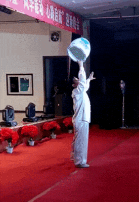 盾牌|搞笑GIF趣图：兄弟，你不如买个盾牌得了，吓成这样