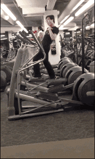 教训|搞笑GIF：那天看我老婆被人拿着棒子教训，我二话没说上去就是一顿打