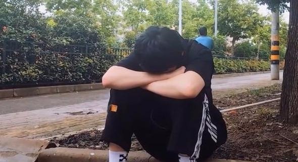  热巴|鞠翼铭上热搜，这已经是他离偶像迪丽热巴最近的一次了