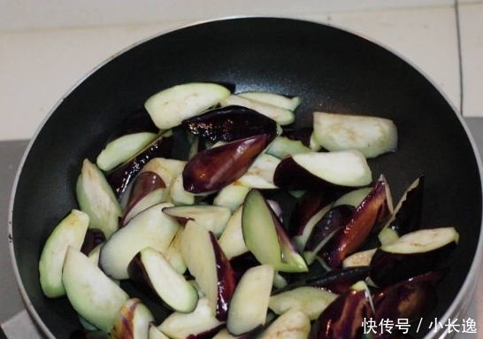 茄子的时|炒茄子先放油是不对的!饭店大厨:茄子不油腻不发黑,有诀窍