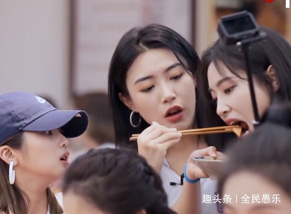  脸上|许佳琪误吃虞书欣吐出来的黄瓜，嘴上说不介意！却被脸上表情出卖