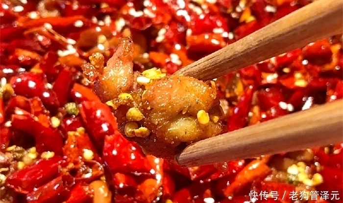 记住|大厨教你做辣子鸡,记住这2招,鸡肉外酥里嫩,香辣入味超好吃