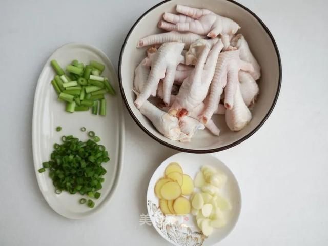  切成|这样做鸡爪真的太好吃了，越吃越上头！你们一定要试试看！