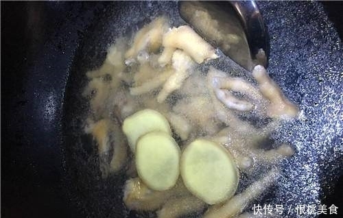 蒜香鸡爪|此零食,追剧党必吃,碗里一拌,拿起就啃,手残党的福利!