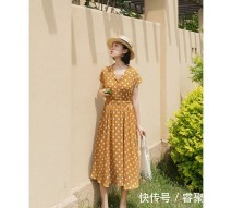 出游|秋天出门度假，如何带很少衣服就穿得舒适又时髦，清单给你列好了