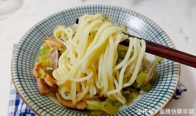  好吃|打卤面怎么做才鲜美？原来是在卤里加了它，汤鲜味美，好吃没够！