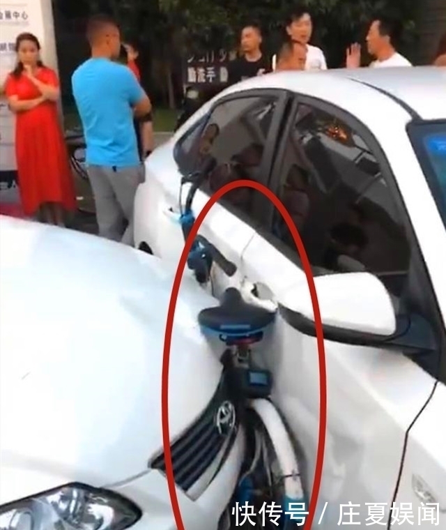  高跟鞋|疑似女司机高跟鞋卡住，致使车辆失控，造成4车连撞