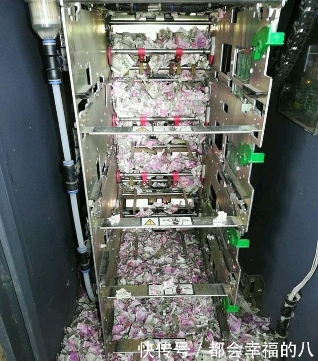  打开|男子取款机上取不出钱，向工作人员求救，打开机器吓了一跳！