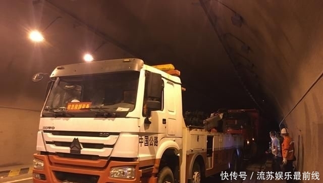  操作|老司机开新车上路掉沟里了，一波“神操作”导致隧道一公里全停电