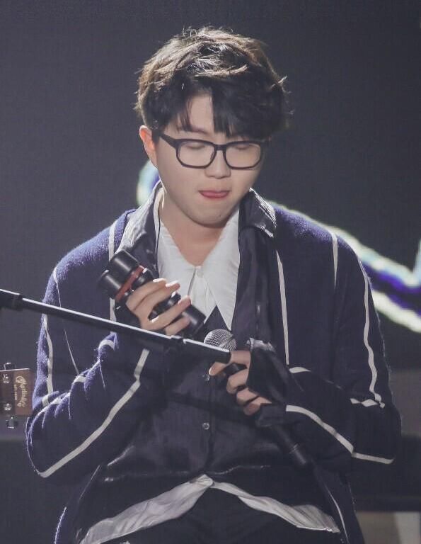 新造型|毛不易终于摆脱“肥宅脸”?新造型惊艳全场!唱作穿搭样样精通