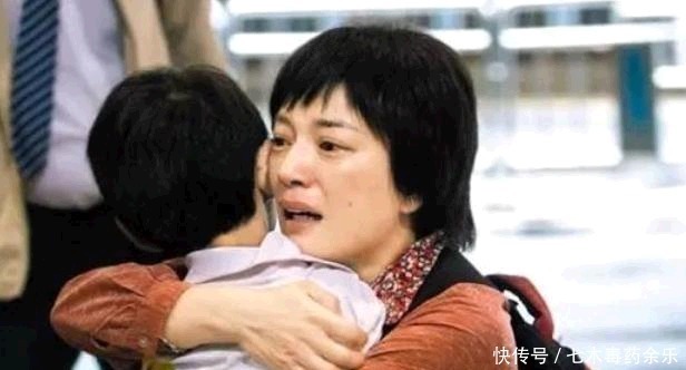 沉睡|爸爸抱沉睡女儿乘地铁，40分钟没人让座，爸爸的举动却让人泪目
