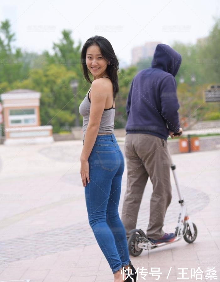 设计|街拍:嫌衣服设计太长,直接打了“死结”,这样穿有什么亮点?