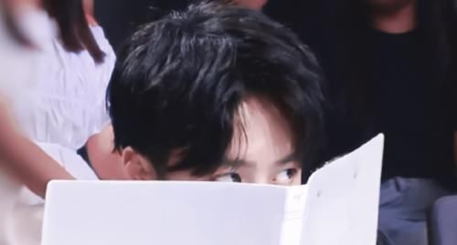  实在是太|王一博太调皮被误会，“不满”选手砸话筒弹飞笔，藏在本后太可爱