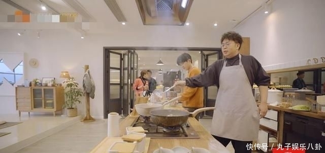  家族|吴昕在节目中下厨，虽然动作生疏，但是快乐家族其他人的反应却