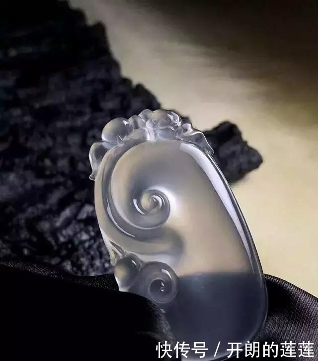 老大爷|老大爷嫌自己佩戴的翡翠水头不太好，用水一泡后，一看吓了一跳！