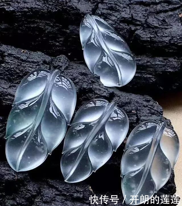 老大爷|老大爷嫌自己佩戴的翡翠水头不太好,用水一泡后,一看吓了一跳!