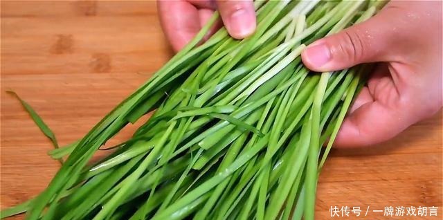 外酥|韭菜盒子新做法,不加面粉不加水,大锅煎一煎,外酥里软,太香了