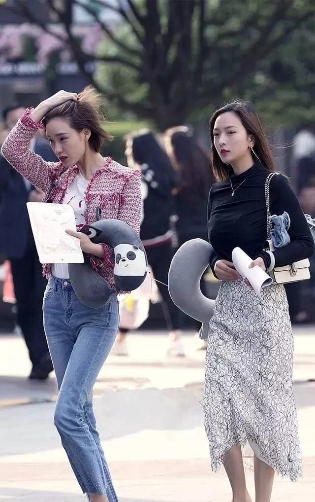 黑色|街拍:美女黑色的短袖配上短裙出行,清新又亮丽,笑容甜美可爱