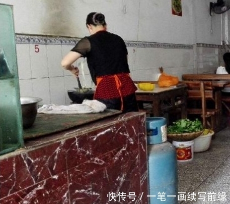 买单|面馆吃了份大碗面,只因大碗一元小碗五元,男子买单时哭笑不得