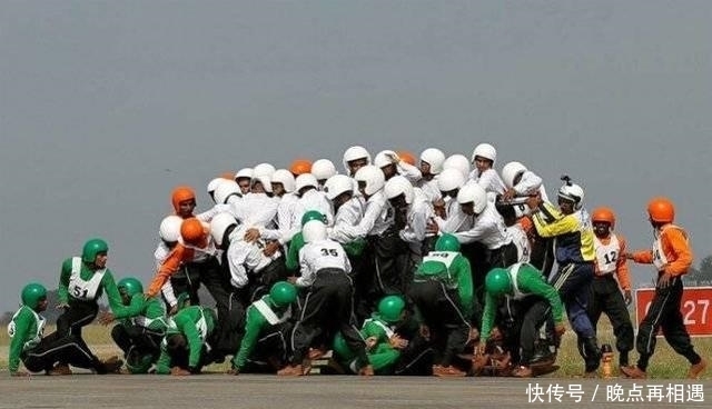 创造|印军一辆摩托车侧翻,摔下58人场面壮观!太会玩,创造了世界纪录