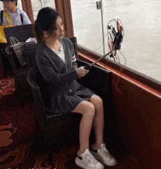 公交|搞笑GIF：今天公交上遇到一位很火的女主播