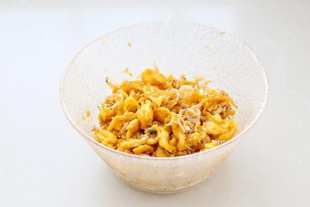  倍儿|此菜自带特殊香气，蒸包子口感一流，透白暄软倍儿鲜美，真解馋！