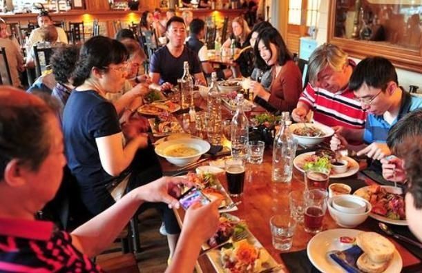  德国|中国游客去德国吃大闸蟹，给了400块刚想离开，却被德国老板喊住