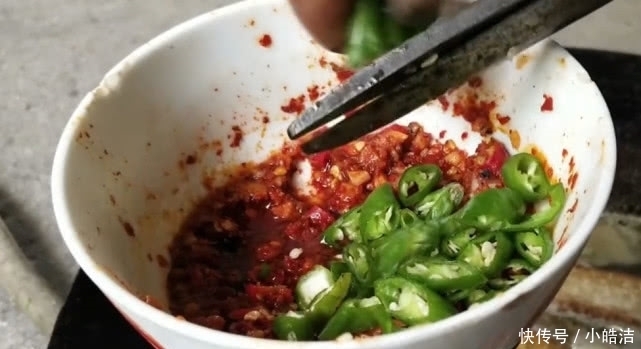 美食|八旬老人的午餐,一人一锅,最原生态的人间美味