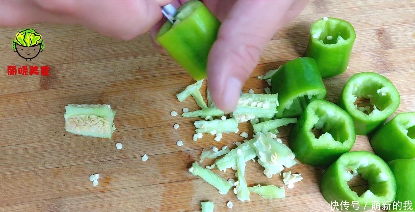 做法|青椒别再炒着吃了,教你好吃做法,不炒也不炸,出锅真的太香了