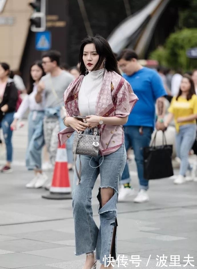  凉鞋|美女脚上搭配一双高跟凉鞋，让她性感美丽的同时充满时尚的魅力