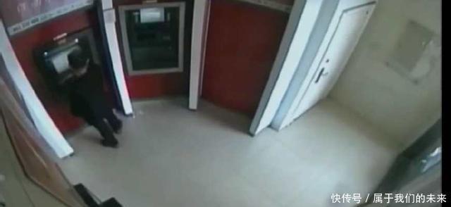  发现|几名男子发现取款机秘密, 狂刷29万, 还猖狂地对着监控抽烟……！