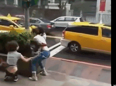 盾牌|搞笑GIF趣图：兄弟，你不如买个盾牌得了，吓成这样