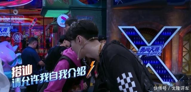 羞涩|《街舞3》队长选人,张艺兴有些羞涩,黄渤表示,喜欢谁我帮你撩