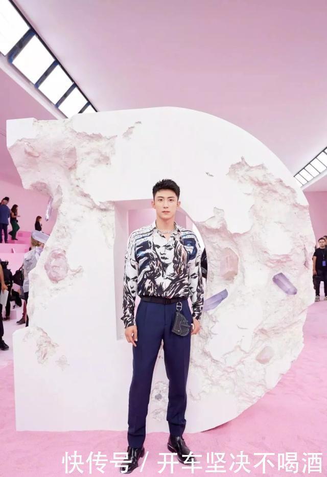 喜欢|明星都喜欢的印花衬衫,怎样穿才能保持衣品这些小细节不能忽视