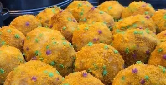 独特|下岗夫妻街边卖“独特小吃”,路人围观却不买,尝过后瞬间被抢光