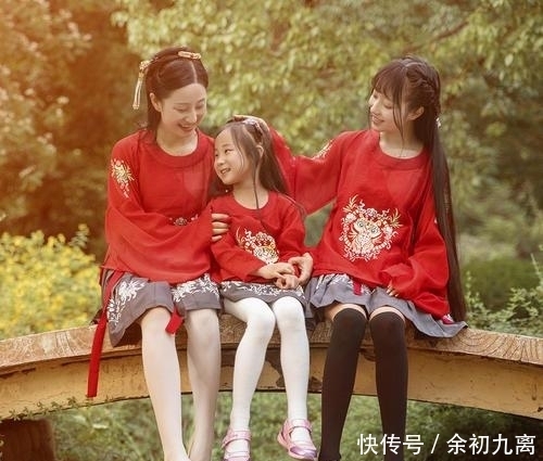 孩子|地铁上，2岁男孩躺在地上一动不动，乘客看清宝宝的手后立刻报警