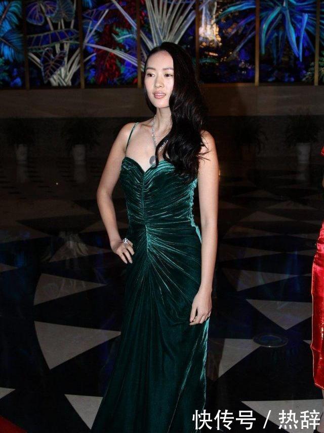  优雅|童瑶太有自信了！穿丝绒“吊带”礼服裙，身姿优美又显高雅气质
