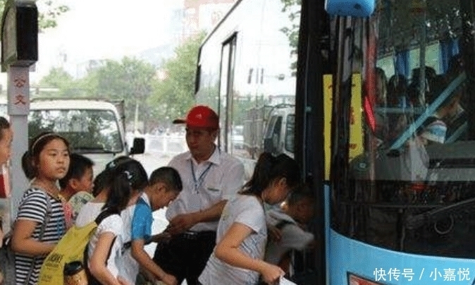  司机|女孩坐车忘带钱，被司机赶下车，遭乘客指责，事后才知司机的好