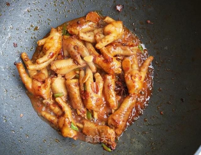  切成|这样做鸡爪真的太好吃了，越吃越上头！你们一定要试试看！